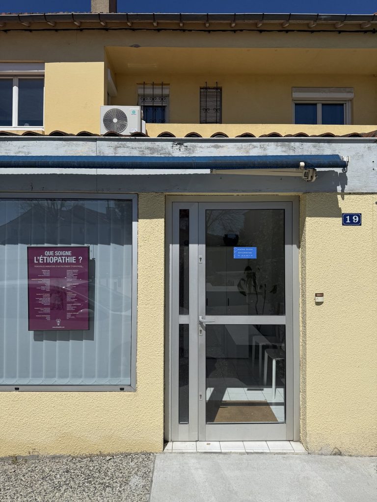 Entrée du cabinet d'ostéopathie ÉtioSanté – 19 avenue des Mimosas, Balma